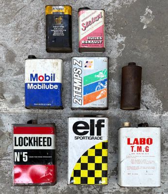 de nombreux types différents de vieux bidons d'essence par terre