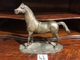 une statue de cheval posée sur une table