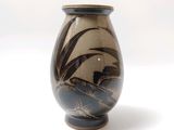 un petit vase orné d'un motif en noir et blanc