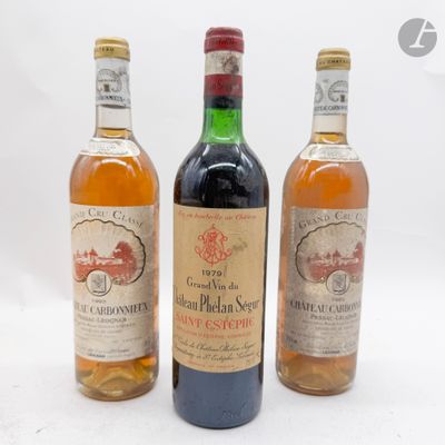 trois bouteilles de vin posées les unes à côté des autres sur une surface blanche