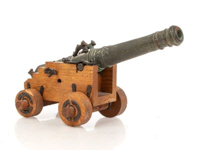 TRAVAIL DU XVIIE Petit canon en bronze à décor de guirlandes…