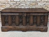 un vieux coffre en bois orné de sculptures sur la façade