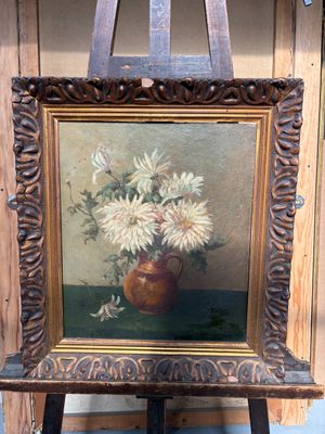 une photo d'un tableau représentant des fleurs dans un vase, posé sur un chevalet