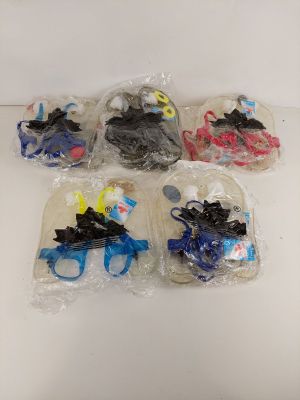 tout un tas d'objets divers dans des sacs en plastique posés sur la table