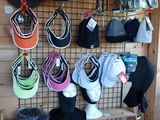 de nombreux chapeaux accrochés au mur d'un magasin