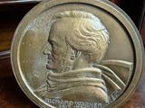 une photo d'une médaille de bronze posée sur une table en bois