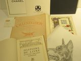 un dessin représentant un loup posé sur une table, à côté d'un livre