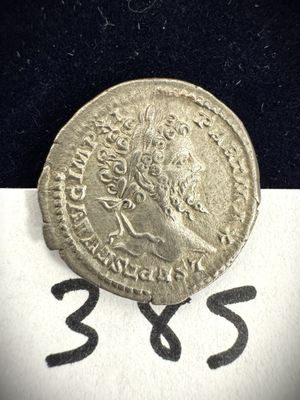 un gros plan d'une pièce de monnaie posée sur une feuille de papier
