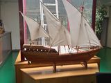une maquette de voilier posée sur une table dans une pièce