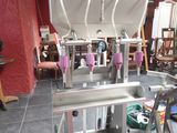 une machine posée sur une table dans une pièce