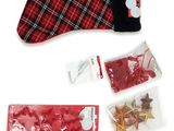 une chaussette de Noël et d'autres décorations sur fond blanc