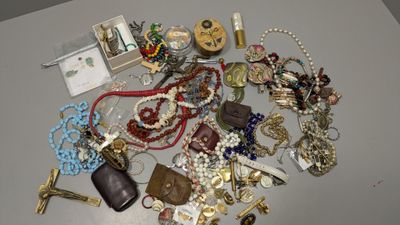 une table sur laquelle sont posés de nombreux bijoux
