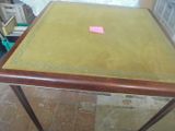 une petite table recouverte d'une nappe jaune