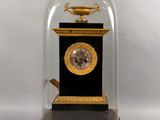 un dôme de verre avec une horloge à l'intérieur