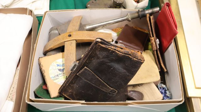 Lot de bibelots divers, portefeuille, encrier, nécessaire de cout...