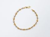 un bracelet en or et en argent avec une chaîne, sur fond blanc