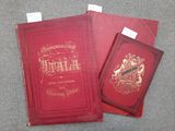 deux livres rouges posés sur une table l'un à côté de l'autre