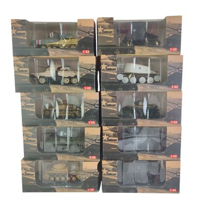 de nombreux véhicules miniatures exposés dans une vitrine