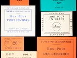 plusieurs types d'étiquettes de vins français sur fond noir