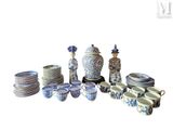 de nombreux types de vases et de bols sur la table
