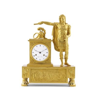 une horloge en or surmontée d'une statue