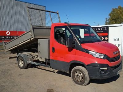 un camion rouge garé devant un bâtiment