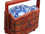 une boîte rouge ornée d'un motif bleu et blanc
