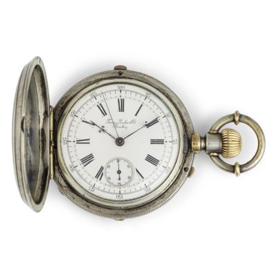 une montre de poche en argent avec des chiffres romains