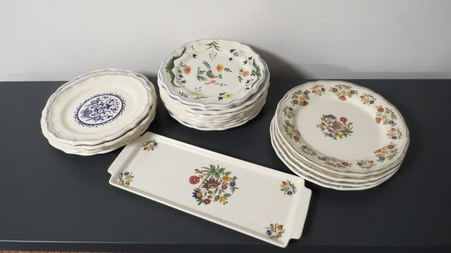 Faïence de GIEN : 4 assiettes et un plat à cake « Moustier Oliver...