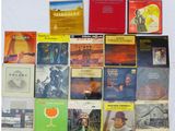 un grand nombre de livres posés sur une table