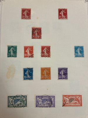 une image représentant une collection de timbres sur une feuille de papier