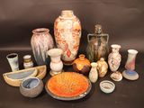de nombreux types de vases et de bols sur la table