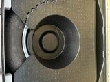 une photo de l'intérieur d'un grille-pain troué