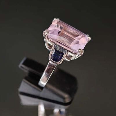une bague en saphir rose et diamants posée sur un téléphone portable