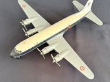 une maquette d'avion posée sur une table