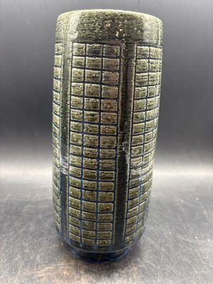 un gros plan d'un vase posé sur une table