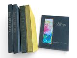 deux livres posés l'un à côté de l'autre sur une surface blanche