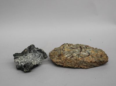 deux pierres posées l'une à côté de l'autre sur une table