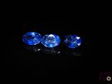 trois saphirs bleus sur fond noir