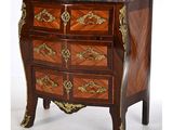une petite commode avec un plateau en marbre