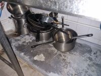 Lot de vaisselle, consommables, batterie de cuisine et bacs … (photo 4)