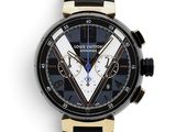 La montre est noire et dorée, avec un cadran bleu et blanc.