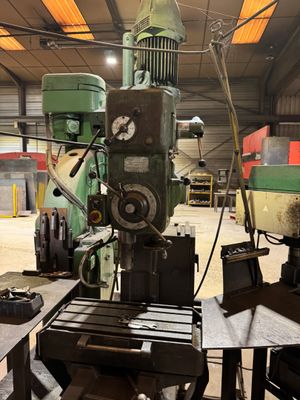 une machine qui se trouve à l'intérieur d'un bâtiment