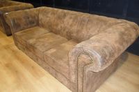 Canapé "Chesterfield" en peau capitonné. (photo 2)