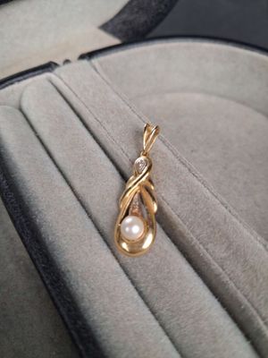 Pendentif en or jaune (750/1000) orné d'une perle de culture…