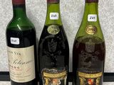 trois bouteilles de vin sont alignées sur un plan de travail