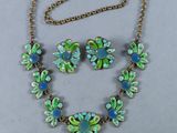 gros plan d'un collier et de boucles d'oreilles sur une surface blanche
