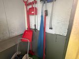 un grand nombre d'outils accrochés au mur