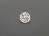 un diamant rond taille brillant présentant un léger décalage au centre