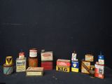 de nombreux types de boîtes de conserve sur la table